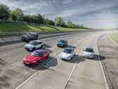 Coches eléctricos en una carretera británica. El mercado automovilístico británico se ha disparado con las opciones eléctricas (Fuente de la imagen: SMMT)