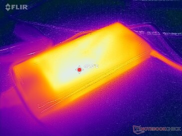 El adaptador de CA puede alcanzar más de 47 C cuando se utilizan cargas exigentes durante periodos prolongados