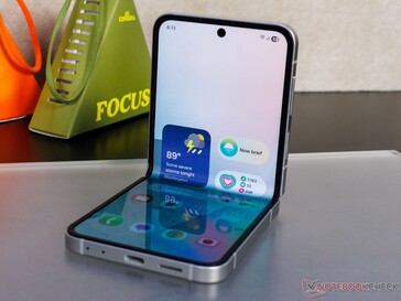 Galaxy Pantalla de la Z Flip 7 FE ((fuente de la imagen: Notebookcheck)