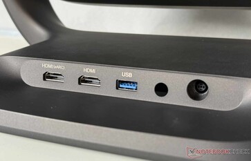 Los puertos se encuentran en la base del proyector.