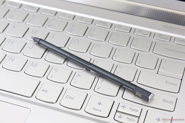 Los bolígrafos HP Spectre, Dell XPS, o Microsoft Surface son todos mucho más gruesos y más cómodos de usar que el estrecho bolígrafo para el Yoga 9i