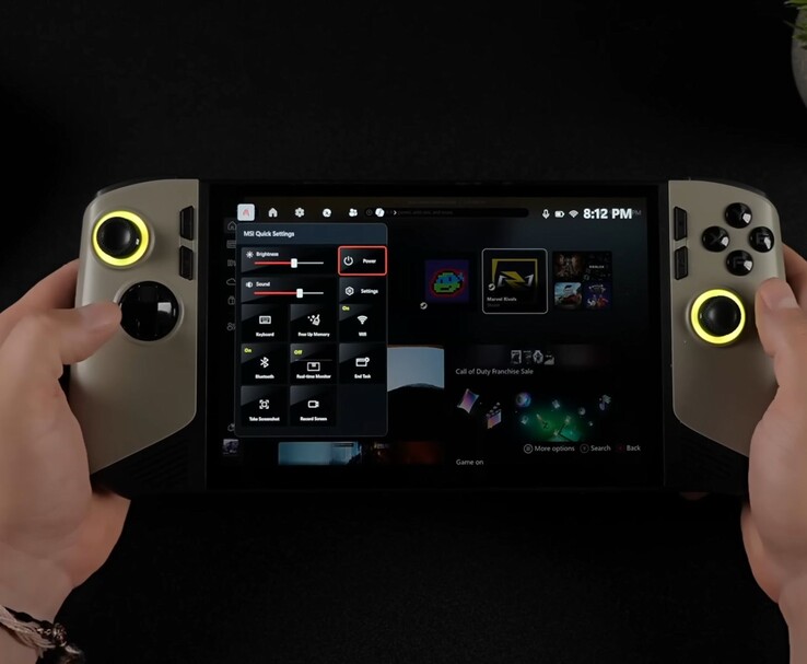 PC portátil para juegos MSI Claw 8 AI mostrando la Experiencia Xbox a pantalla completa de Windows 11 con el panel de Ajustes rápidos de MSI abierto, destacando los controles de encendido y brillo. (ETA Prime vía YouTube)