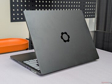 La tapa exterior de aluminio está limitada a gris y plata mientras que el bisel interior de plástico puede tener colores adicionales