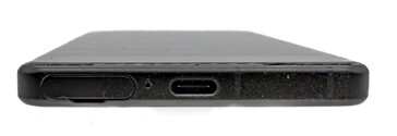 Parte inferior: Ranura para tarjeta SIM, micrófono, puerto USB