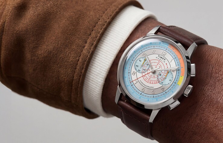 Cronógrafo Timex Marlin Neo Classic con una colorida esfera plateada y correa de piel marrón, lucido en la muñeca.