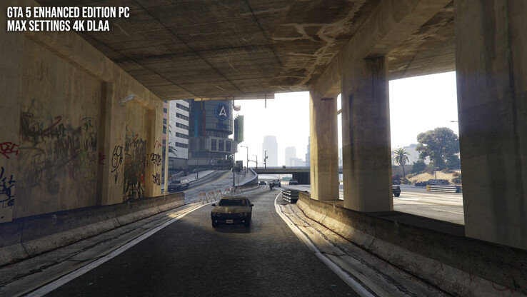 Aunque la Edición Mejorada de GTA 5 cuenta con excelentes efectos de tiempo real, la calidad de los recursos sigue siendo notablemente pixelada en comparación con los juegos actuales.