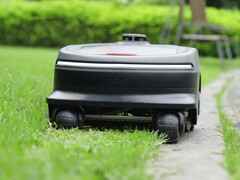 El Oasa R1 es un robot cortacésped poco habitual.