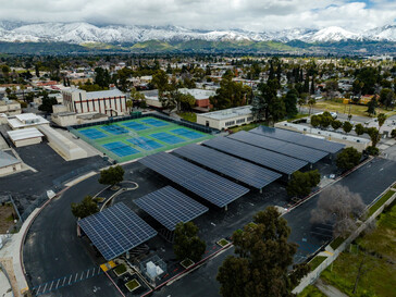Cubierta de un aparcamiento en San Bernardino, California (imagen: DSD Renewables)