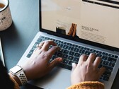 Un trabajador utilizando un Macbook Pro Apple (Fuente de la imagen: Daniel Thomas/Unsplash)