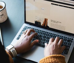 Un trabajador utilizando un Macbook Pro Apple (Fuente de la imagen: Daniel Thomas/Unsplash)