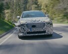 Tras los bocetos iniciales, el nuevo Audi A2 e-tron muestra ahora su verdadera forma envuelto en camuflaje durante las pruebas de conducción sobre hielo y nieve en el norte de Suecia y en el túnel de viento
