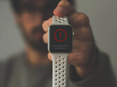 Un Apple Watch que ejecuta watchOS 8.5 ahora puede ser recuperado por un iPhone cercano. (Fuente de la imagen: Daniel Cañibano - editado)