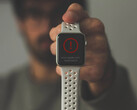 Un Apple Watch que ejecuta watchOS 8.5 ahora puede ser recuperado por un iPhone cercano. (Fuente de la imagen: Daniel Cañibano - editado)
