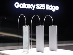 Galaxy S25 Edge (izquierda) colocado junto a las unidades ficticias Galaxy S24 Ultra y Galaxy S23 Ultra en el evento Galaxy Unpacked 2025 de enero. (Fuente de la imagen: Fnnews)