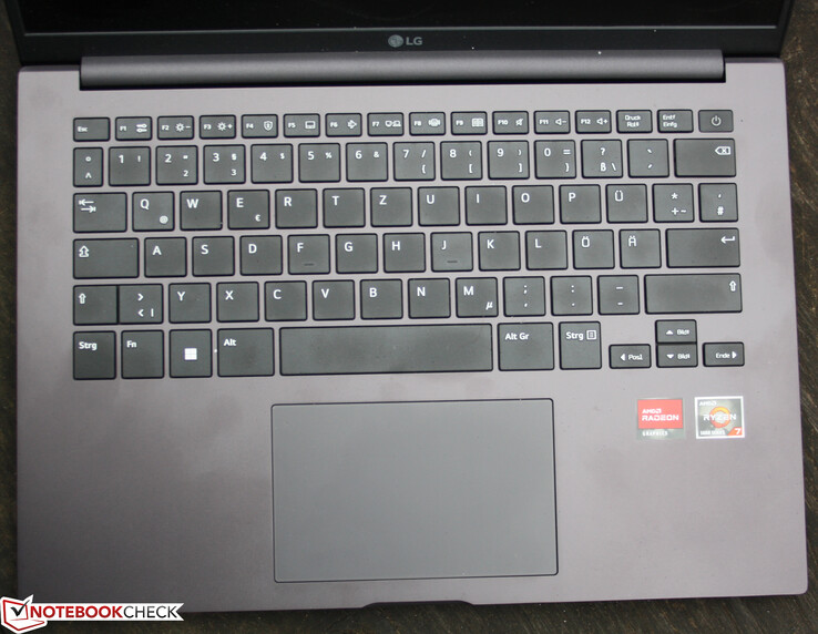 La cubierta del teclado muestra una flexión significativa en el centro, lo que disminuye la sensación de calidad del portátil.
