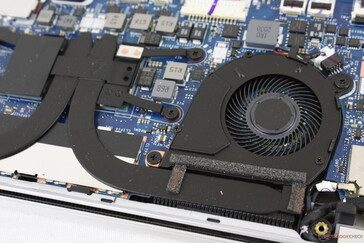 Cooling solution consists of twin ~30 mm fans and two heat pipes between them