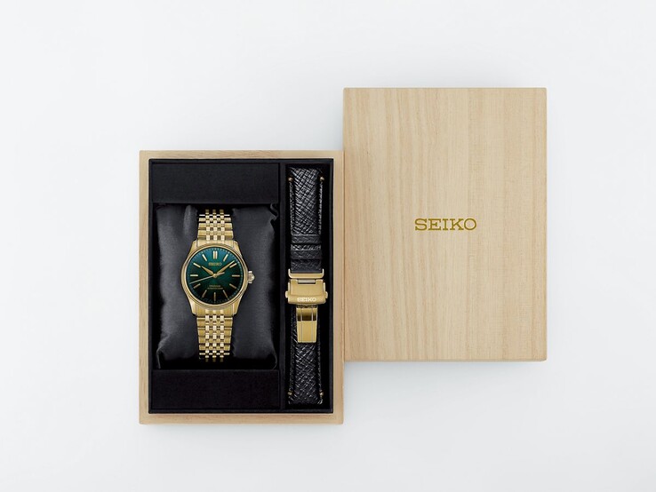 El reloj Seiko Presage Classic x Tradman’s Bonsai y una correa adicional de piel negra se presentan en un estuche de madera.