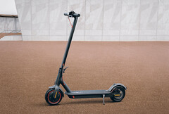 El Xiaomi Electric Scooter 4 Pro es en realidad fabricado por Segway-Ninebot, Mi Electric Scooter Pro en la imagen. (Fuente de la imagen: Xiaomi)