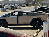 Las huellas dactilares y las manchas pueden ser un problema para los compradores del Cybertruck de Tesla. (Fuente de la imagen: @BobbyEParody en X)