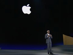 El director general de Google Cloud, Thomas Kurian, en el escenario con el logotipo de Apple a sus espaldas (captura de pantalla).