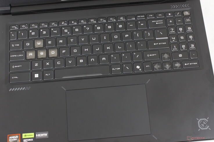 El mismo teclado que el del Crosshair 16 HX, pero con un panel táctil ligeramente más grande (13 x 8,2 cm frente a 12 x 7,5 cm)