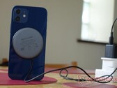 El nuevo cargador inalámbrico de 15. (Fuente: Notebookcheck)