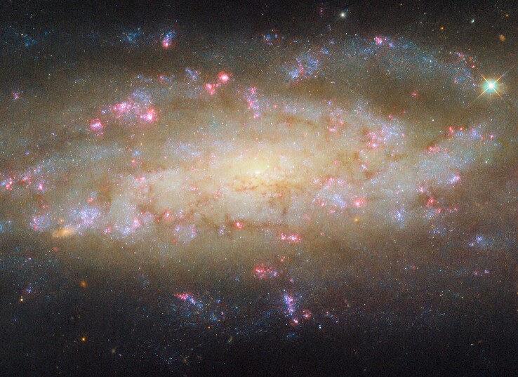 Una imagen de la galaxia espiral NGC 7456 captada por el Hubble (Fuente de la imagen: ESA/Hubble, NASA y D. Thilker)