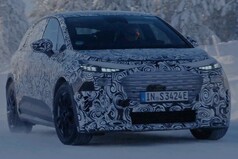 Tras los bocetos iniciales, el nuevo Audi A2 e-tron aparece ahora en la vida real con una lámina de camuflaje durante las pruebas de conducción sobre hielo y nieve en el norte de Suecia y en el túnel de viento.