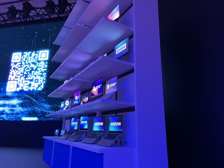 Muchos diseños demostrativos de portátiles Intel (foto: Andreas Sebayang/Notebookcheck.com)