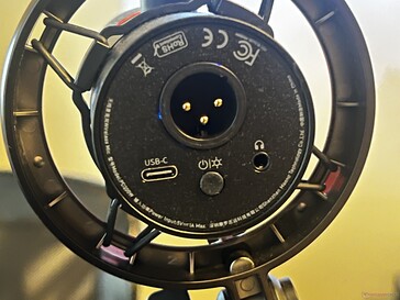 Parte inferior: Entrada XLR, USB-C, botón de encendido/LED, salida de audio de 3,5 mm