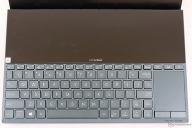 La disposición del teclado ha cambiado desde el Dúo ZenBook Pro. La tecla Shift es ahora mucho más corta para hacer espacio para teclas de flecha más grandes