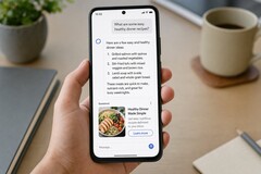 Una mano que sostiene un smartphone en el que se muestra una respuesta generada por IA, con un anuncio patrocinado debajo.