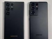 Una unidad ficticia de Galaxy S22 Ultra junto al Galaxy S21 Ultra. (Fuente de la imagen: GSMArena)