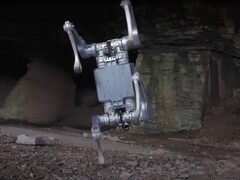 El cazador estelar Unitree A2 no sólo puede bailar, sino también cargar hasta 66 libras en su espalda. (Fuente de la imagen: Untitree vía YouTube) 