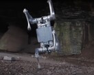 El cazador estelar Unitree A2 no sólo puede bailar, sino también cargar hasta 66 libras en su espalda. (Fuente de la imagen: Untitree vía YouTube) 