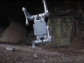El cazador estelar Unitree A2 no sólo puede bailar, sino también cargar hasta 66 libras en su espalda. (Fuente de la imagen: Untitree vía YouTube)