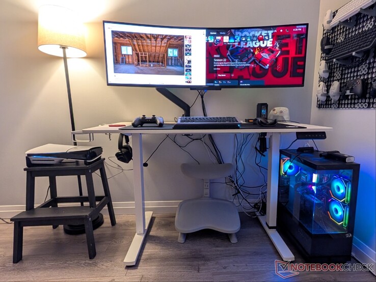 Arctis Nova Pro Omni conectado al PC, a la PS5 y al Pixel 9 Pro XL (no presten atención al lío de cables).