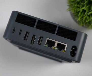 Puerto de E/S trasero del mini PC Beelink EQi 304, que cuenta con dos puertos Thunderbolt 4, HDMI, puertos USB tipo A, dos puertos Ethernet y entrada de alimentación.