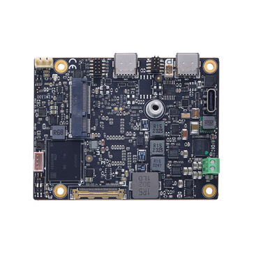 Uno de los puertos USB-C mira hacia arriba. (Fuente de la imagen: Axiomtek)