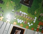Las PS5 desmontadas pueden dañar la barrera y provocar derrames de metal líquido en la APU de la consola. (Fuente de la imagen: @68logic en Twitter)