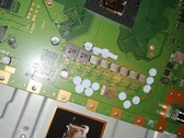 Las PS5 desmontadas pueden dañar la barrera y provocar derrames de metal líquido en la APU de la consola. (Fuente de la imagen: @68logic en Twitter)