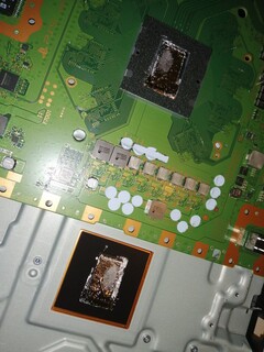 Las PS5 desmontadas pueden dañar la barrera y provocar derrames de metal líquido en la APU de la consola. (Fuente de la imagen: @68logic en Twitter)