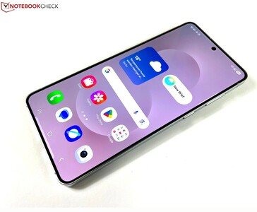 Primer plano del Samsung Galaxy S25 Edge mostrando su pantalla plana, sus finos biseles y la pantalla de inicio con el tiempo y los iconos de las aplicaciones a la vista. (Fuente de la imagen: Notebookcheck)