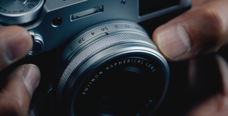 El objetivo de focal fija con controles manuales es esencial para el atractivo de la X100V (Fuente de la imagen: Fujifilm)