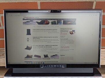 Alienware m15 R4 en uso exterior