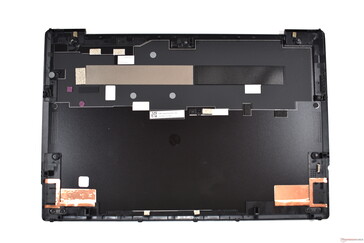 Lenovo Z13: La cubierta inferior es de plástico en la versión Wi-Fi
