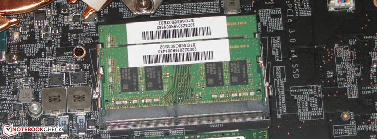 Hay dos ranuras de memoria disponibles. La memoria funciona en modo de doble canal.