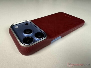 La funda Pitaka Edge es ultradelgada...