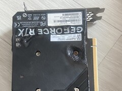 Placa posterior fundida de una GPU EmTek StormX Dual RTX 4060 Ti. (Fuente de la imagen: user_634494 en Quasar Zone)