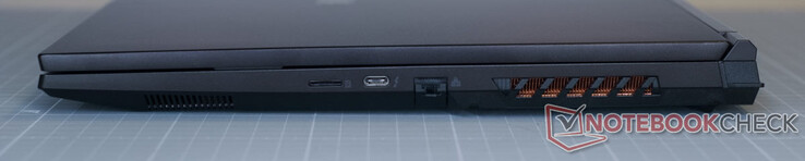 lector de tarjetas microSD; USB-C 3.2 Gen2×1 (DisplayPort 1.4, Thunderbolt 4); puerto RJ45 (LAN)